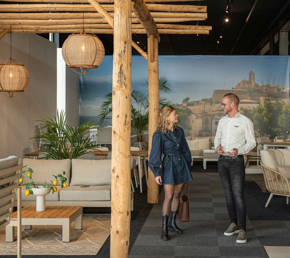 Tuinmeubelshop team in een sfeervolle buitenomgeving