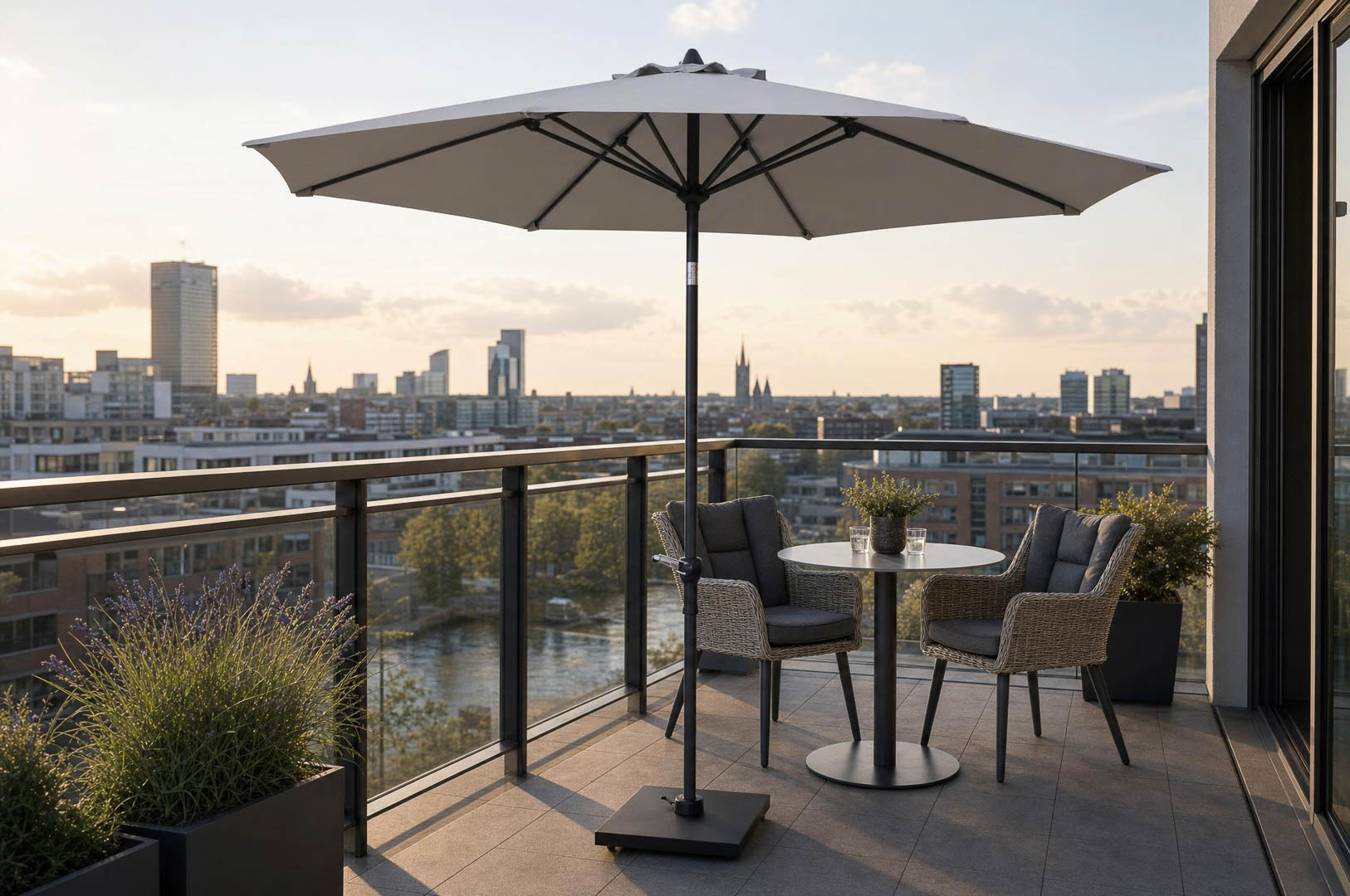 Balkonstoelen rond een compacte tafel