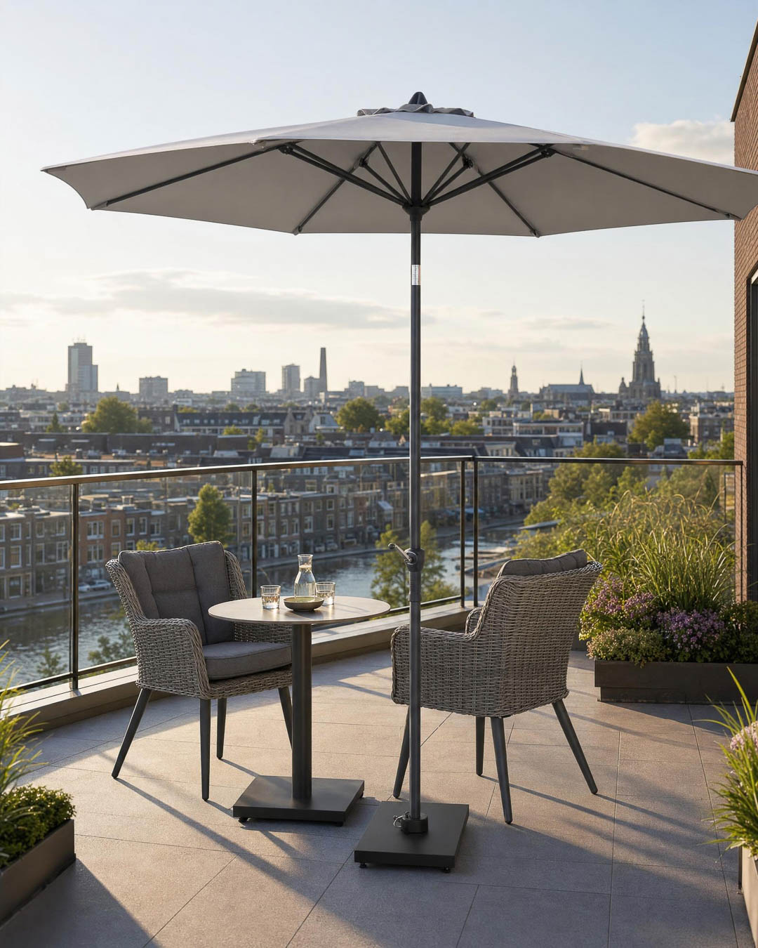 Parasol op een balkon