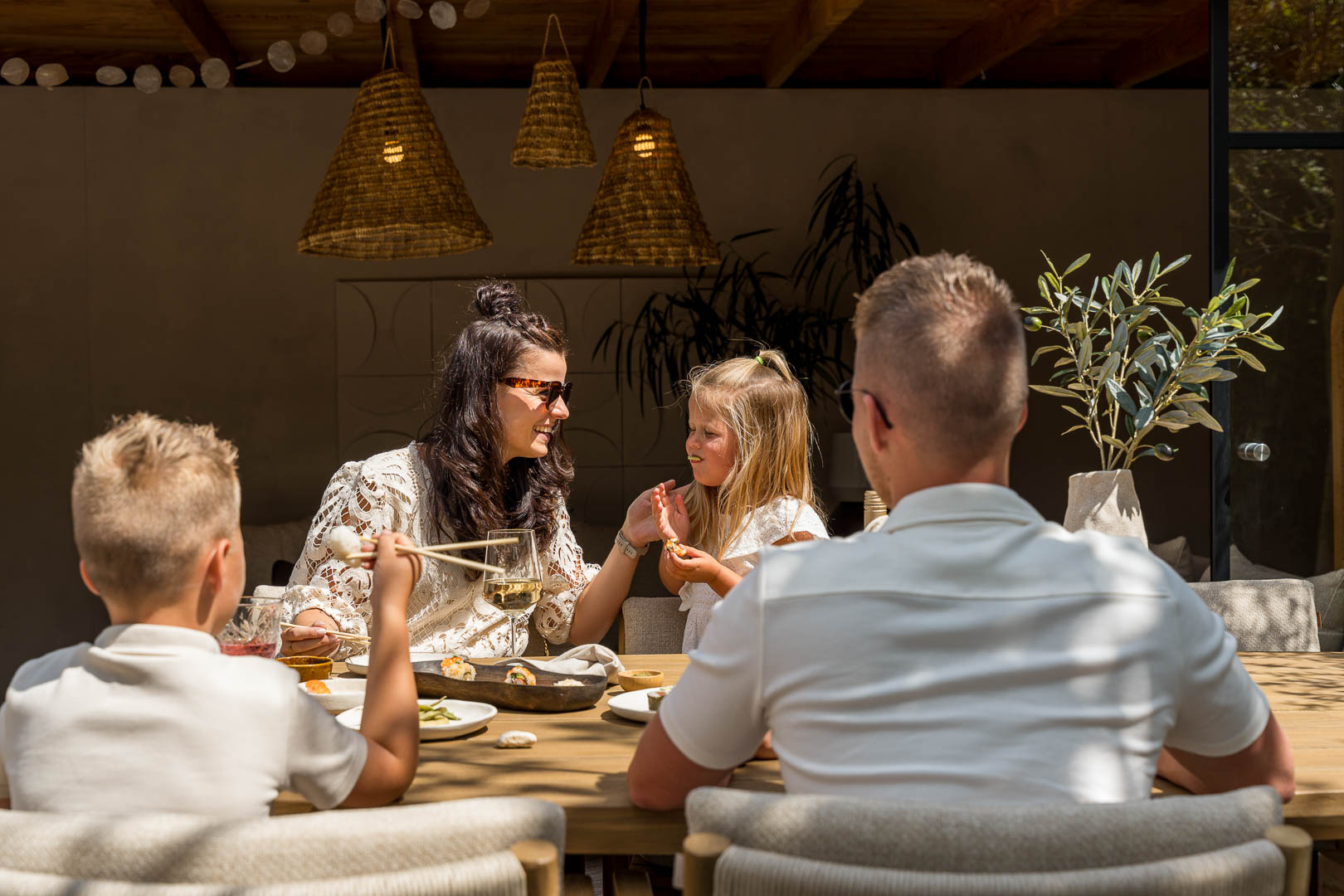 Mensen genieten samen van hapjes in een Japandi tuin